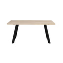 Matbord med ljus träskiva och svarta snedställda metallben i modern skandinavisk design