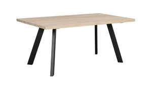 Matbord med ljus träskiva och svarta snedställda metallben i modern skandinavisk design