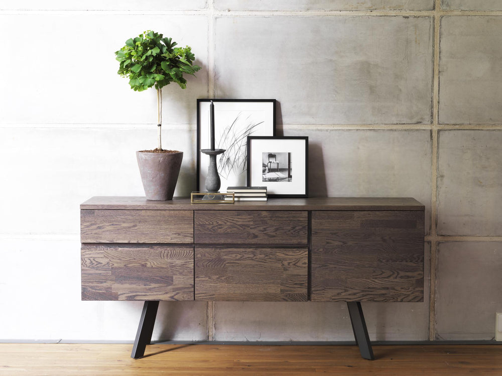 Mörkbrun sideboard i trä med två lådor och tre skåp på svarta snedställda ben i modern design