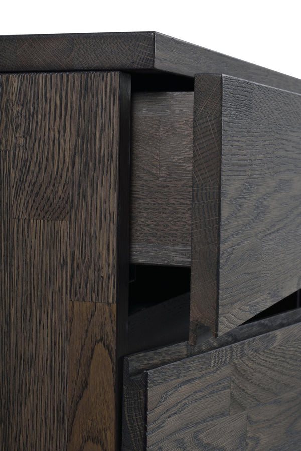 Detaljbild av mörkt träskåp med synlig snickardetalj och öppen låda i massiv ek