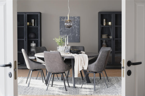 Matgrupp med grå stolar och svarta vitrinskåp i modern matsal med pendant-lampa