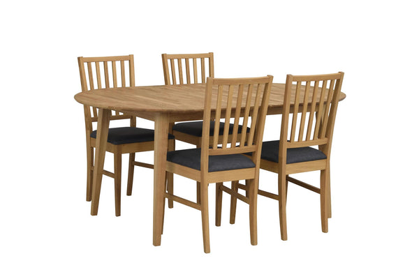 Matgrupp i ek med ovalt bord och fyra stolar med grå sits