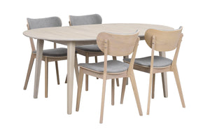 Matgrupp med ovalt ljust träbord och sex stolar med grå klädda sitsar i skandinavisk design