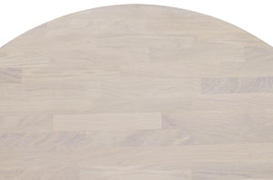 Ljus ekfärgad bordsskiva i trä med rundad ovankant och synlig trästruktur