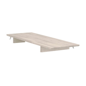 Ljus träsäng med plattformsbas och synliga skruvar, modern skandinavisk design