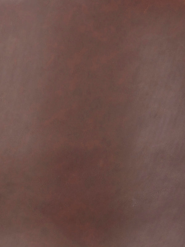 Nära detalj av brun läderyta med naturlig struktur och patina