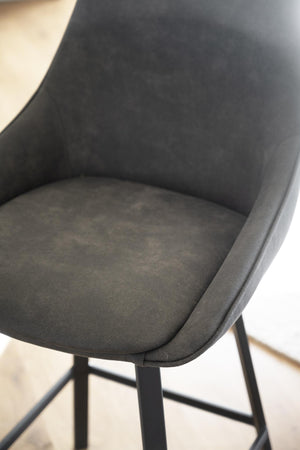 Grå matstol med sammet och svarta metallben, närbild på sits och ryggstöd