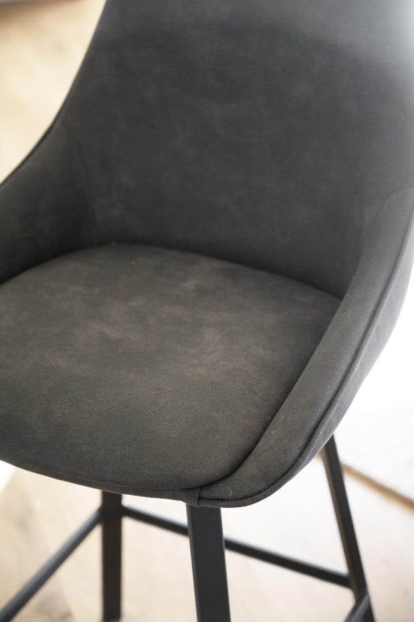 Grå matstol med sammet och svarta metallben, närbild på sits och ryggstöd