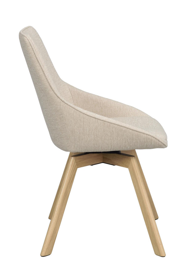 Beige stol med träben i ek, sidovy som visar stolens ergonomiska form och moderna design