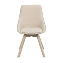 Beige matstol med stoppad sits och rygg i linnetyg samt ljusa träben i modern skandinavisk design