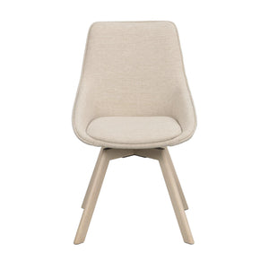 Beige matstol med stoppad sits och rygg i linnetyg samt ljusa träben i modern skandinavisk design
