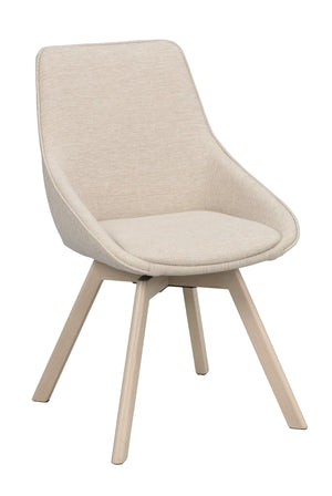 Beige stol med stoppad sits och rygg samt ljusa träben i modern skandinavisk design