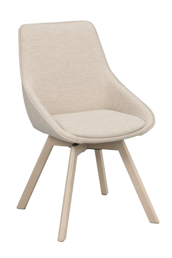 Beige stol med stoppad sits och rygg samt ljusa träben i modern skandinavisk design