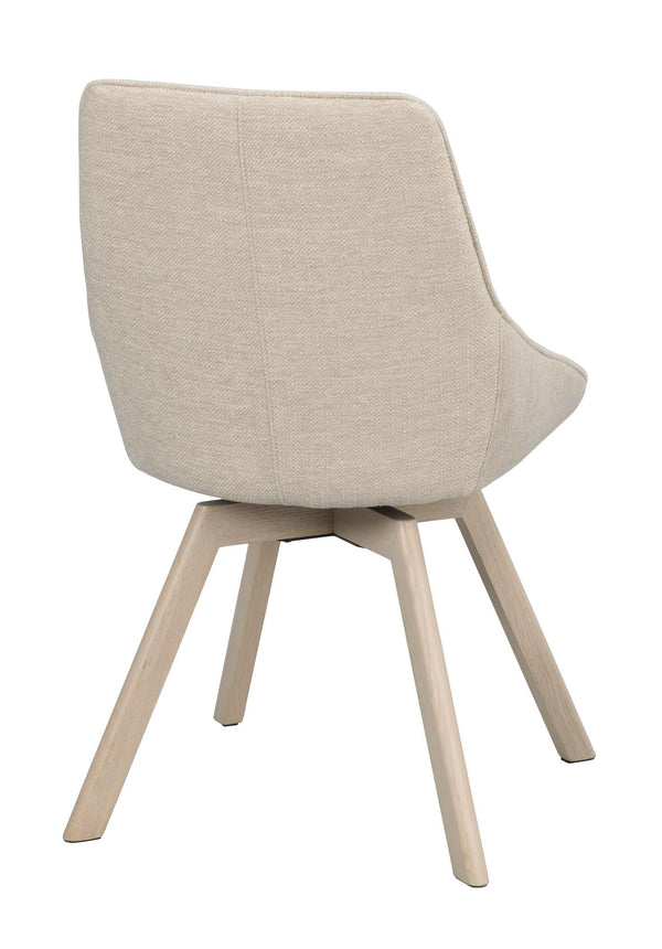 Beige matstol med stoppad rygg och sits, träben i ljust trä, sedd bakifrån