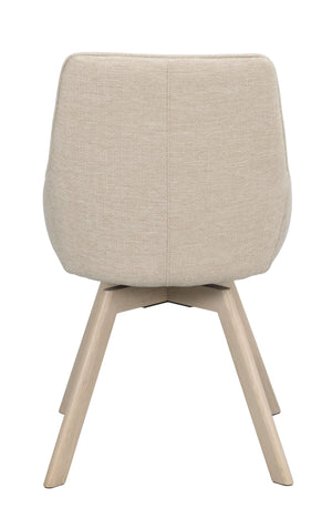 Beige stoppad stol med träben i ljust trä, sedd bakifrån mot vit bakgrund