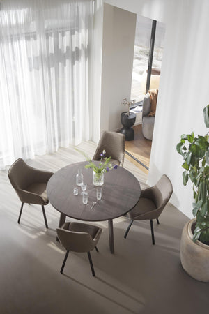 Runt matbord i mörkt trä med fyra stolar i grått tyg, modern skandinavisk design för matsalen