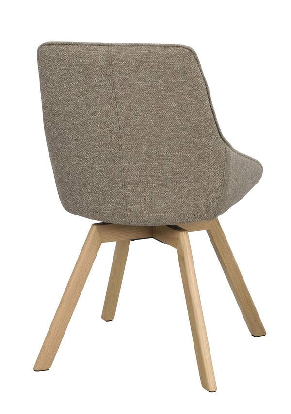 Matstol med grå klädsel och träben i ek, sedd bakifrån mot vit bakgrund