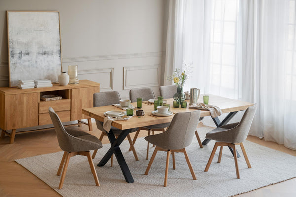 Modern matgrupp med träbord, svarta X-ben och 6 grå stolar i skandinavisk stil