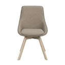 Beige stoppad stol med träben i skandinavisk design, framifrån