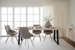 Modern matgrupp med grå stolar och ljust träbord i skandinavisk matsal med stora fönster