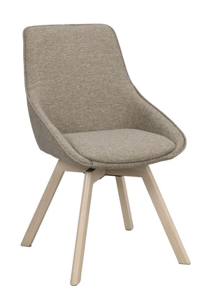 Beige matstol med hög rygg och träben i ljust trä, modern skandinavisk design