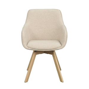 Beige stol med armstöd och träben i ljust trä, modern skandinavisk design