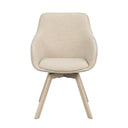 Beige matstol med armstöd och trästomme, framifrån