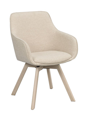 Beige stoppad stol med armstöd och träben i ljust trä, modern skandinavisk design