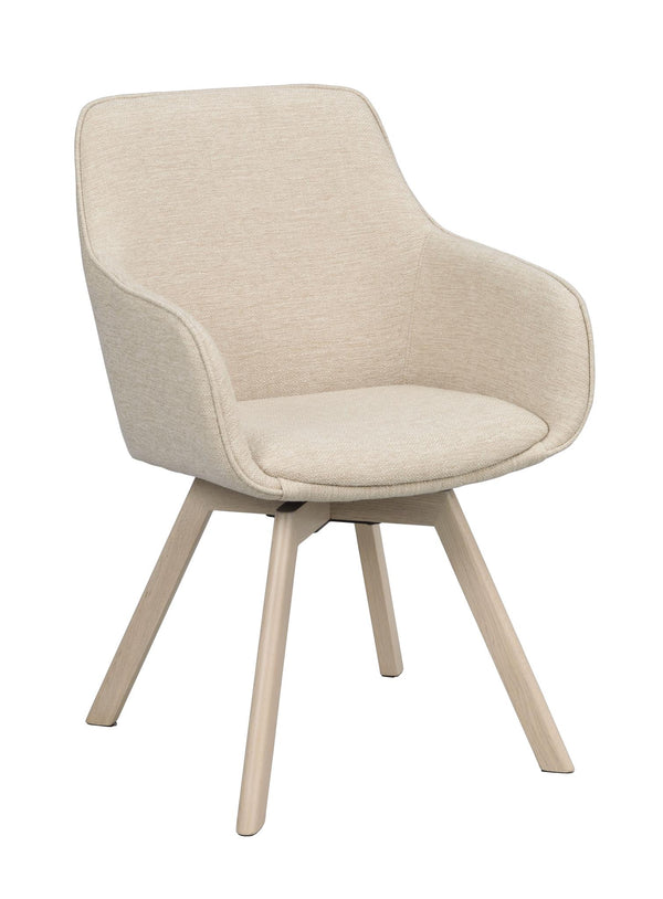 Beige stoppad stol med armstöd och träben i ljust trä, modern skandinavisk design