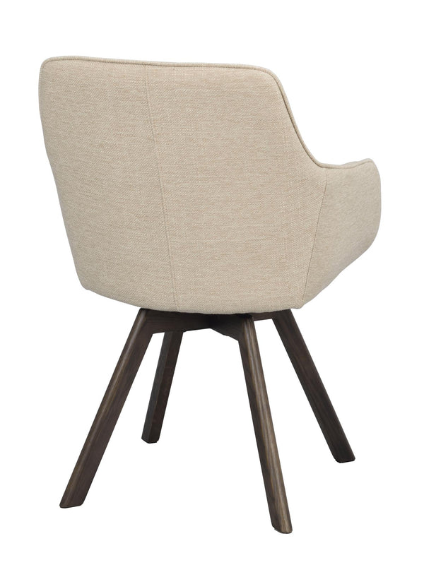 Beige matstol med armstöd och mörkbruna träben, sedd bakifrån