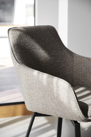 Grå fåtölj med armstöd och svarta ben i modern skandinavisk design