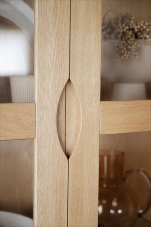 Närbild av träskötselpunkt med diamantformad fräsning i ljust trä, elegant snickeriarbete