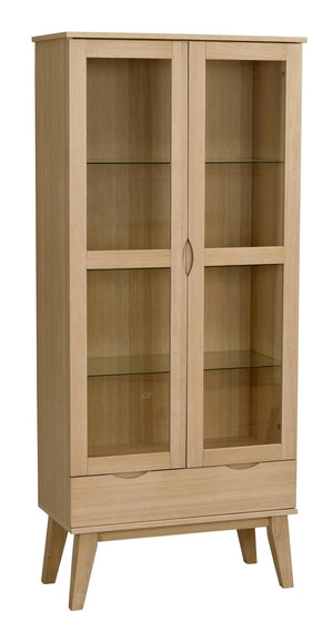 Vitrinskåp i ljust trä med två glasdörrar, fyra hyllplan och snedställda ben i modern skandinavisk design