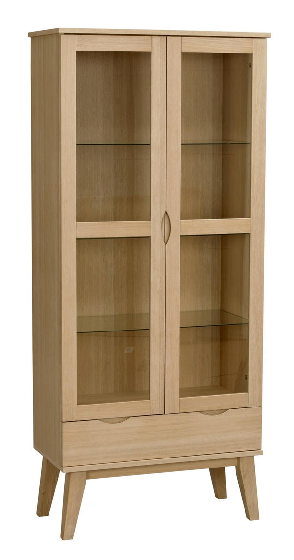 Vitrinskåp i ljust trä med två glasdörrar, fyra hyllplan och snedställda ben i modern skandinavisk design