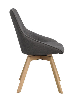 Grå stoppad stol med träben i ek, sidovy som visar svängd rygg och modern skandinavisk design