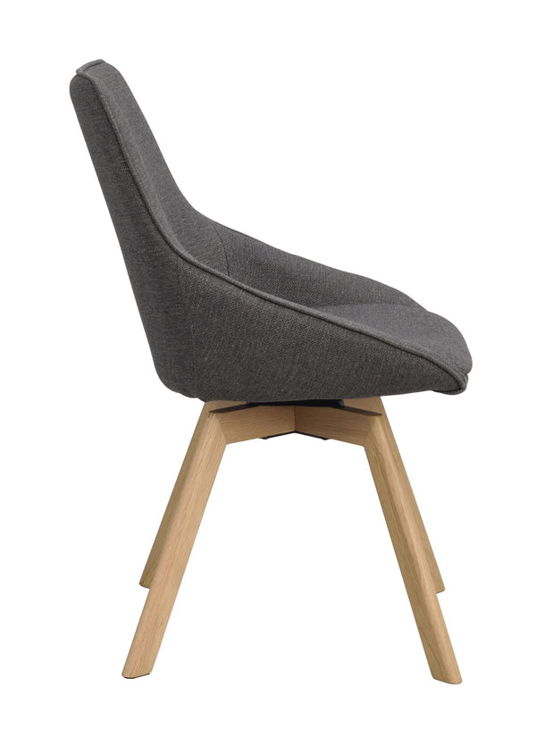 Grå stoppad stol med träben i ek, sidovy som visar svängd rygg och modern skandinavisk design