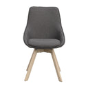 Grå matstol med träben i ljust trä, modern skandinavisk design med stoppad sits och rygg