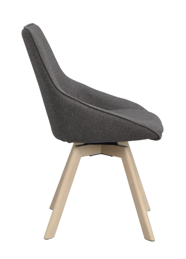 Grå matstol med träben i ljust trä, sidovy som visar svängd rygg och sits med svängfunktion