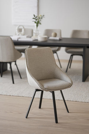 Beige matstol med svarta ben i modern skandinavisk design vid matbord