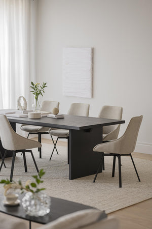 Matgrupp med svart bord och beige stolar i minimalistisk matsal med ljusa toner