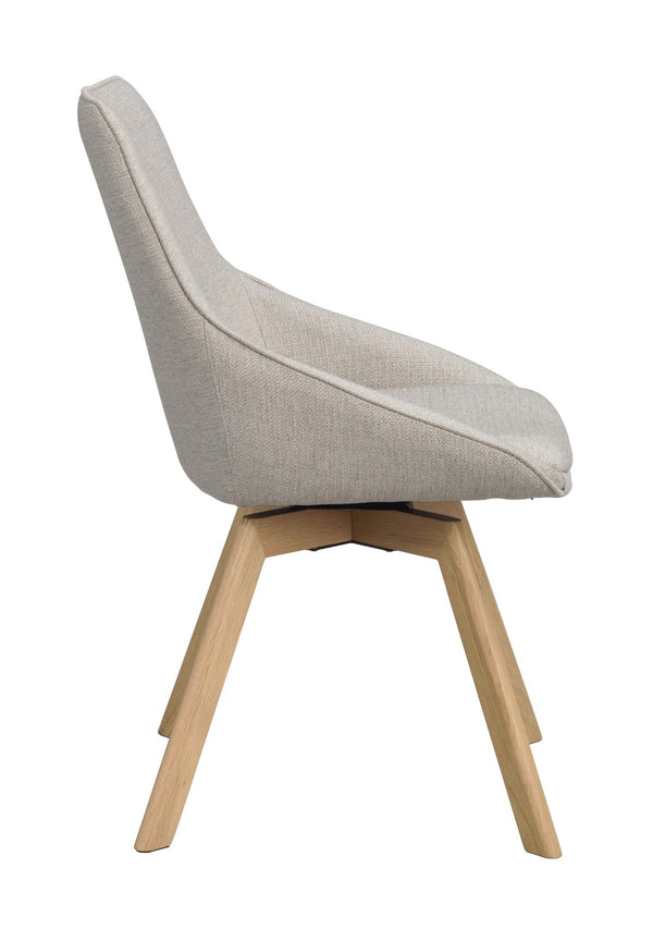 Matstol med grå klädsel och ben i ljust trä, sedd från sidan mot vit bakgrund