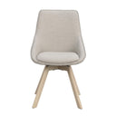 Beige stoppad matstol med träben i ljust trä, modern skandinavisk design