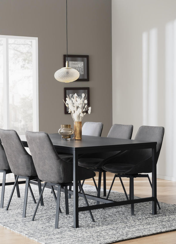 Matgrupp med svart bord och grå stolar i modern matsal med pendant-lampa och inredningsdetaljer