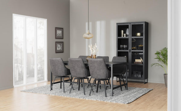 Matgrupp med grå stolar och svart vitrinskåp i modern matsal med ljust trägolv