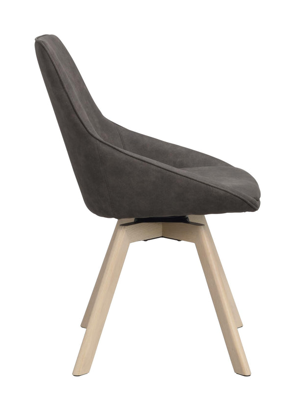 Grå matstol med snedställda träben i ljust trä, visad från sidan mot vit bakgrund