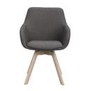 Grå matstol med armstöd och ljusa träben, modern skandinavisk design med svängbar sits