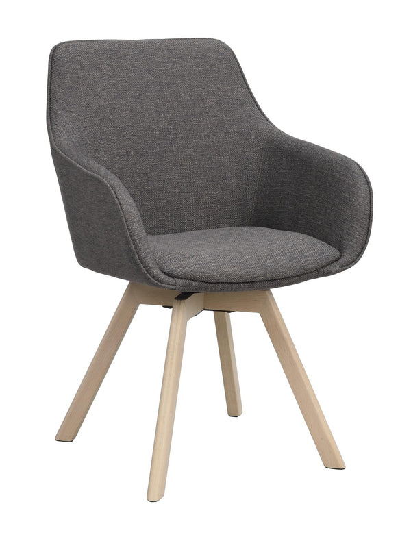 Grå snurrbar matstol med armstöd och ljusa träben i skandinavisk design