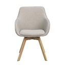 Beige loungestol med träben i ek, modern skandinavisk design med kurvad rygg och stoppning