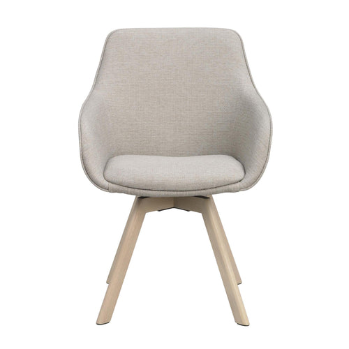 Beige stoppad stol med armstöd och ljusa träben i modern skandinavisk design