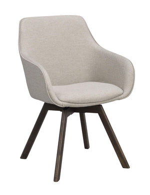 Beige karmstol med stoppad sits och rygg på mörka träben i modern skandinavisk design